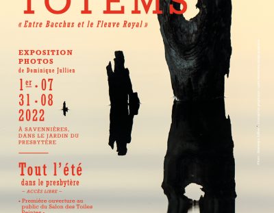Savennières, les Totems 2022 « expo photos tout l’été » dans le jardin du presbytère.